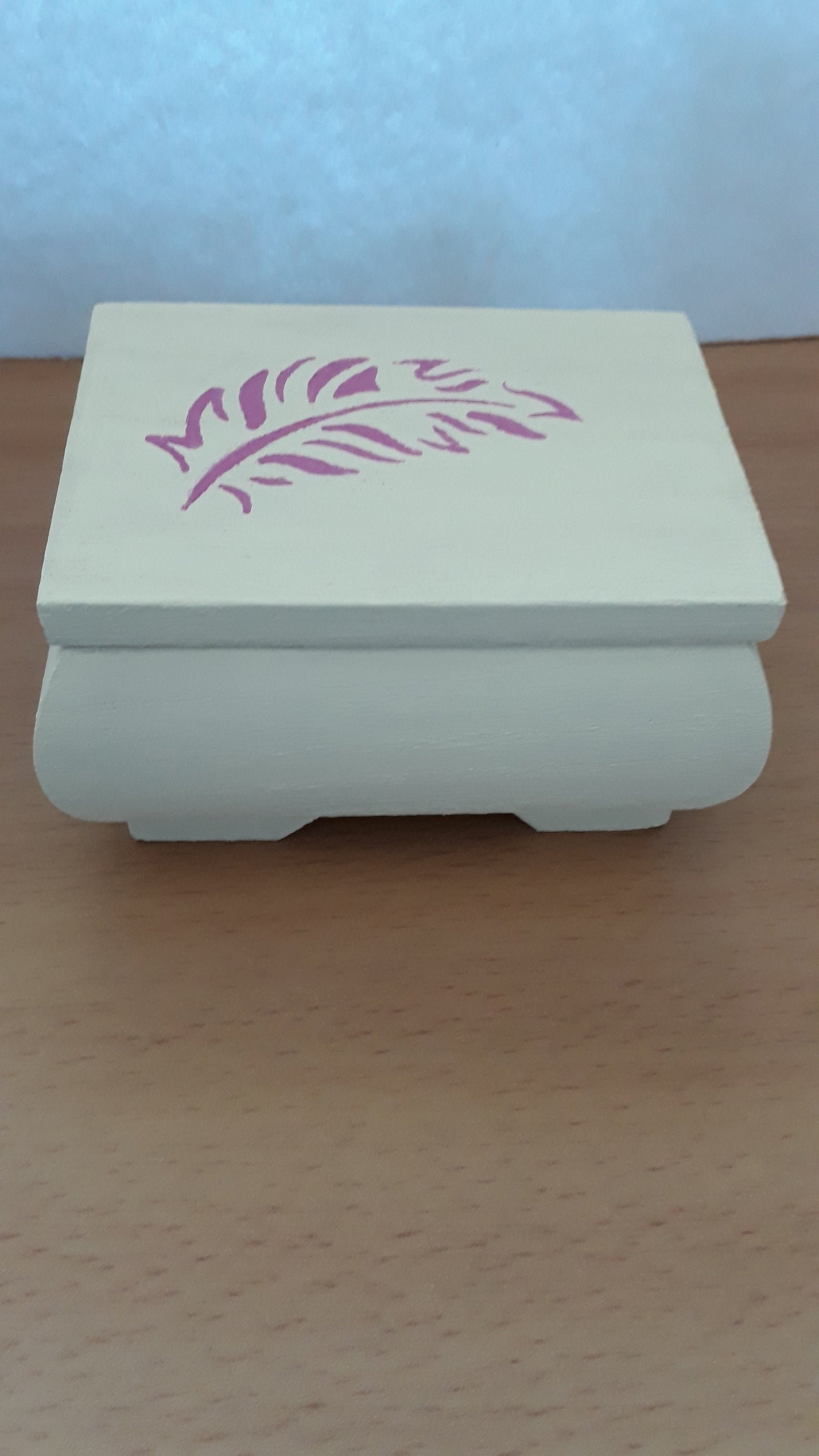 Kleine Holztruhe Zur Aufbewahrung Von Schmuck Kleine Holztruhe Zur Aufbewahrung Von Schmuck von HOFFIKREATIVEARTIKEL