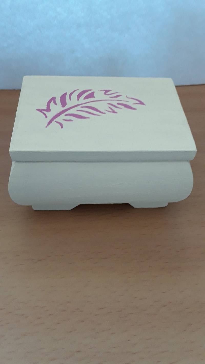 Kleine Holztruhe Zur Aufbewahrung Von Schmuck Kleine Holztruhe Zur Aufbewahrung Von Schmuck von HOFFIKREATIVEARTIKEL