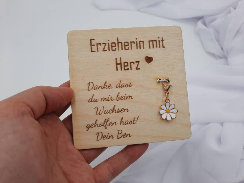 Erzieherin Kindergartenabschied Schlüsselanhänger Blume Auf Holzkarte 10x10cm - Spruchkarte, Kleines Geschenk , Mitbringsel, Schulanfang Erzieherin Kindergartenabschied Schlüsselanhänger Blume Auf Holzkarte 10x10cm - Spruchkarte, Kleines Geschenk , Mitbringsel, Schulanfang von HOIZhoamatMenacher