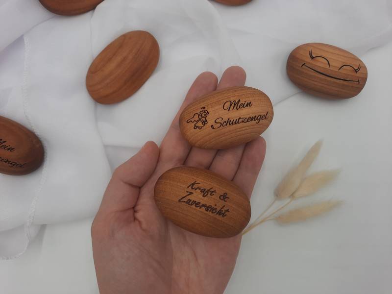 Handschmeichler Glücks Stein Oval Kirschholz Schutzengel Geschenk Für Taufe | Geburtstag Kommunion Konfirmation Geölt Mit Gravur Handschmeichler Glücks Stein Oval Kirschholz Schutzengel Geschenk Für Taufe | Geburtstag Kommunion Konfirmation Geölt Mit Gravur von HOIZhoamatMenacher
