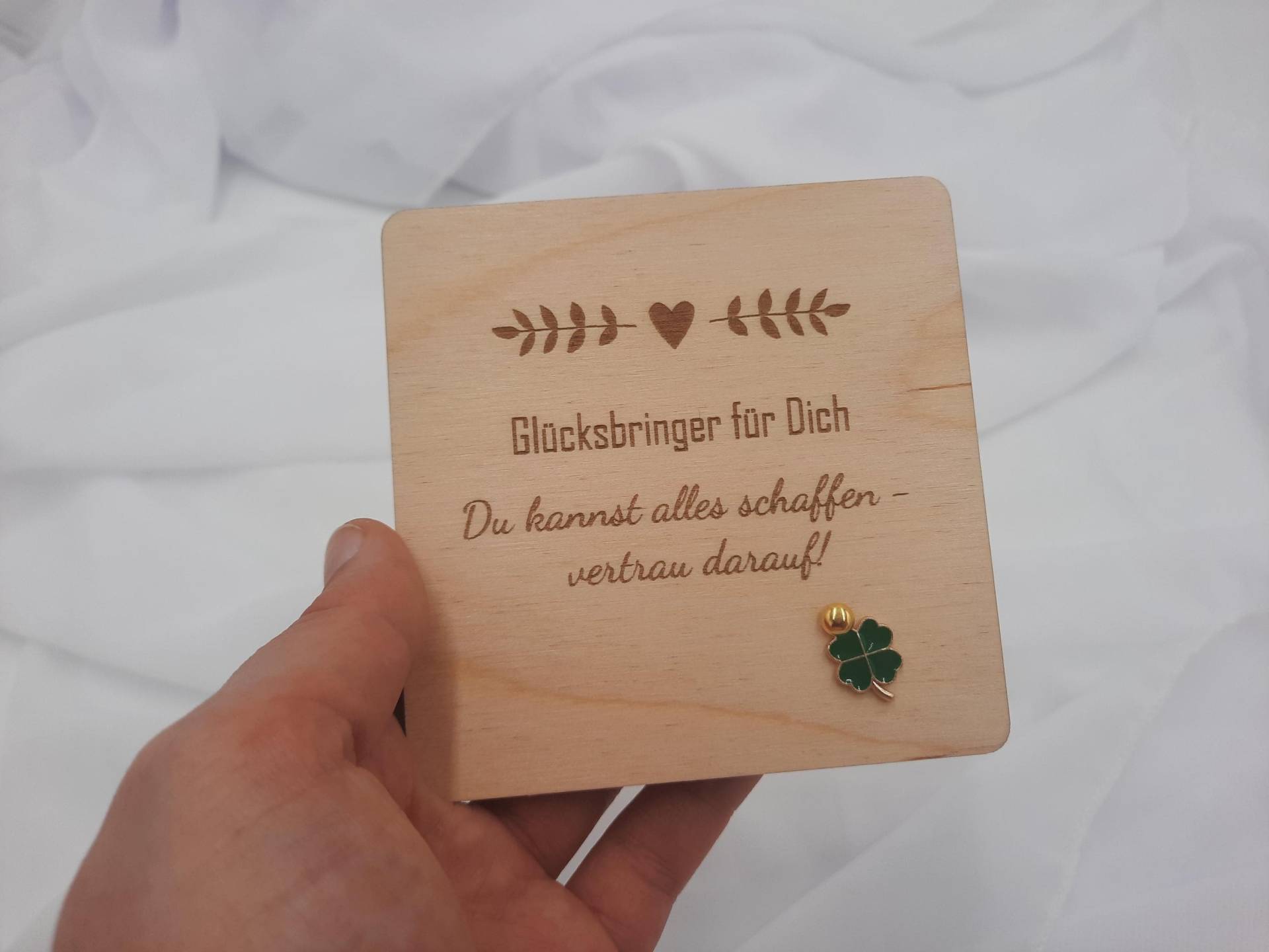 Glücksbringer Holzkarte 10x10cm Mit Kleeblatt Anhänger - Mutmacher, Spruchkarte, Kleines Geschenk Schule Prüfung Neuanfang , Mitbringsel von HOIZhoamatMenacher