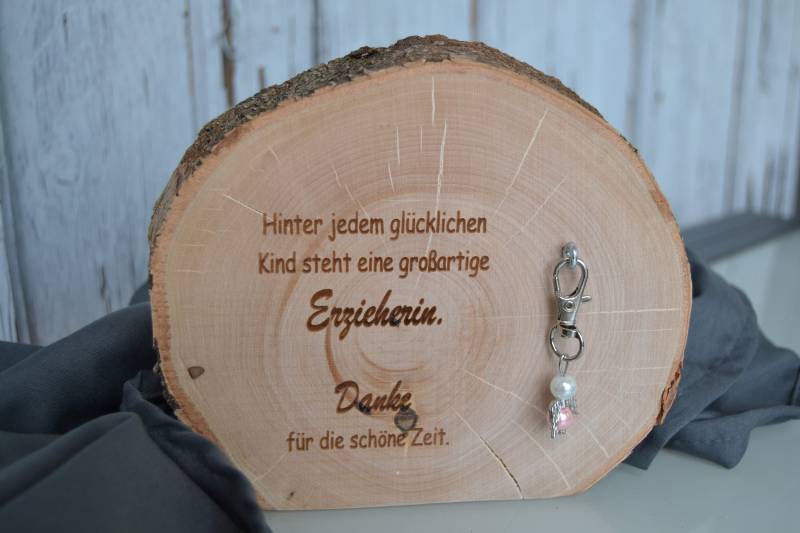 Rustikale Baumscheibe Mit Schutzengel Anhänger Geschenk Erzieherin Lehrerin Abschiedsgeschenk Schule Kindergarten Individueller Gravur Rustikale Baumscheibe Mit Schutzengel Anhänger Geschenk Erzieherin Lehrerin Abschiedsgeschenk Schule Kindergarten Individueller Gravur von HOIZhoamatMenacher