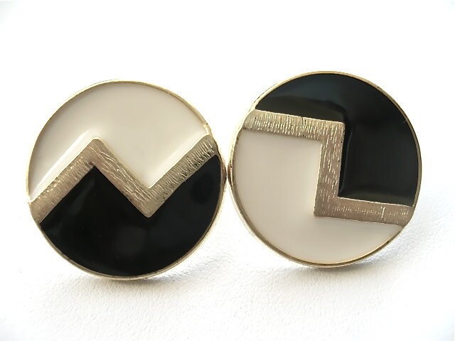 Die "Lightning Strikes Twice" Retro Inspirierte Ohrringe - in Off White Und Schwarz von HOLLYWOODCAMEO