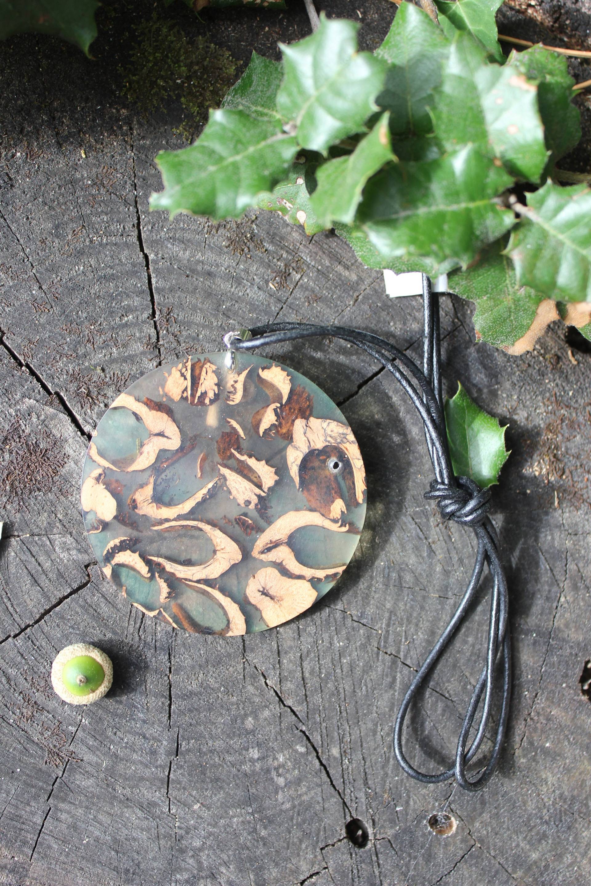 Gedrechselter Anhänger Mit Lederband Aus Kunstharz Und Buchenfrüchten, Epoxi, Resin, Gedrechselt Gedrechselter Anhänger Mit Lederband Aus Kunstharz Und Buchenfrüchten, Epoxi, Resin, Gedrechselt von HOLZerUndPAPIER