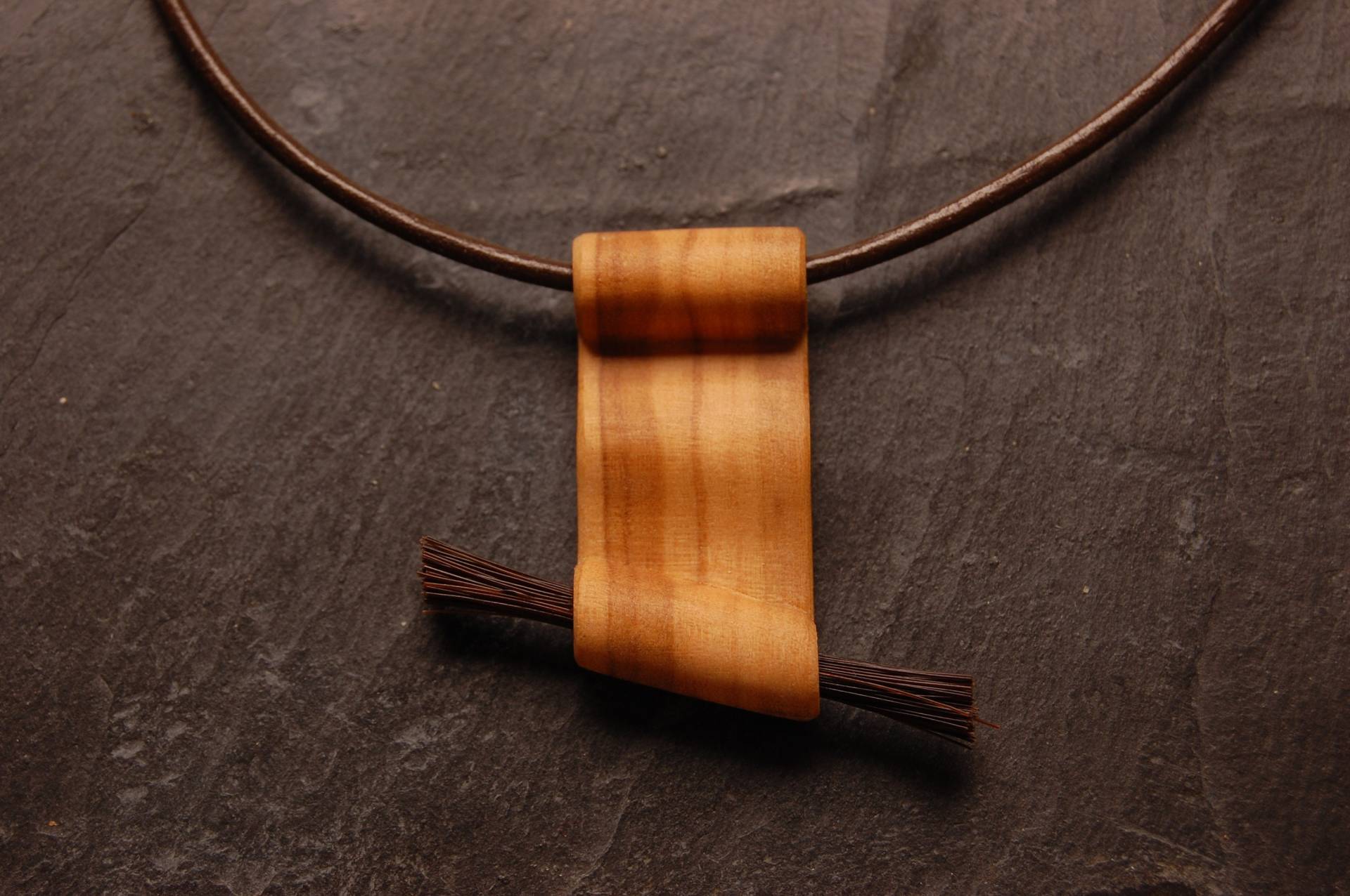 Halskette Mit Anhänger Aus Holz Und Haar Halskette Mit Anhänger Aus Holz Und Haar von HOLZundHAAR