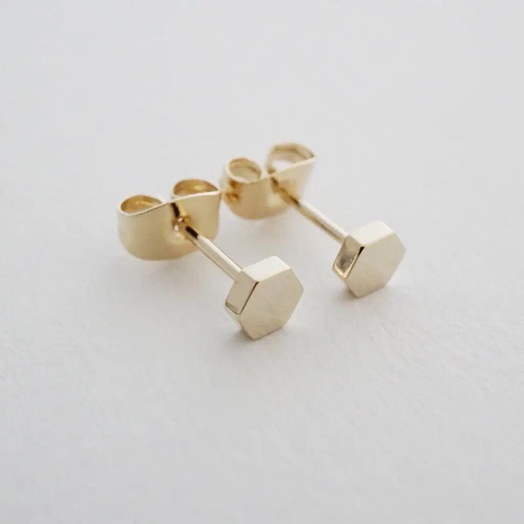 Mini Hexagon Ohrstecker in Gold, Silber, Rosegold | Minimalist Schmuck Für Jeden Tag Honigkatze von HONEYCATus