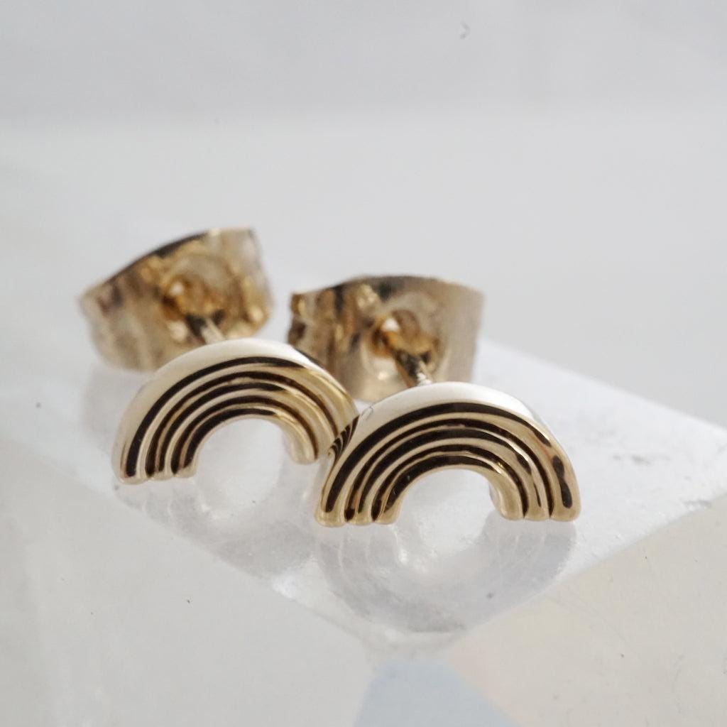 Mini Regenbogen Ohrstecker in Gold, Silber, Rosegold | Minimalist Schmuck Für Jeden Tag Honigkatze von HONEYCATus
