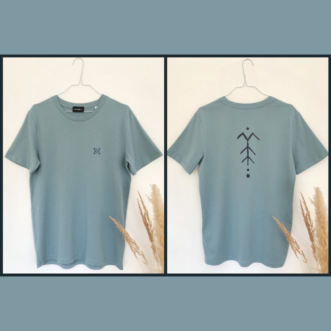 Zertifizierte Unisex T-Shirt, Bio Baumwolle, Vegan, Honigblut Logo Bestickt, Aschblau, Deq Print, Baum Symbol, Print Wasserbasiert, Hellblau Zertifizierte Unisex T-Shirt, Bio Baumwolle, Vegan, Honigblut Logo Bestickt, Aschblau, Deq Print, Baum Symbol, Print Wasserbasiert, Hellblau von HONIGBLUT