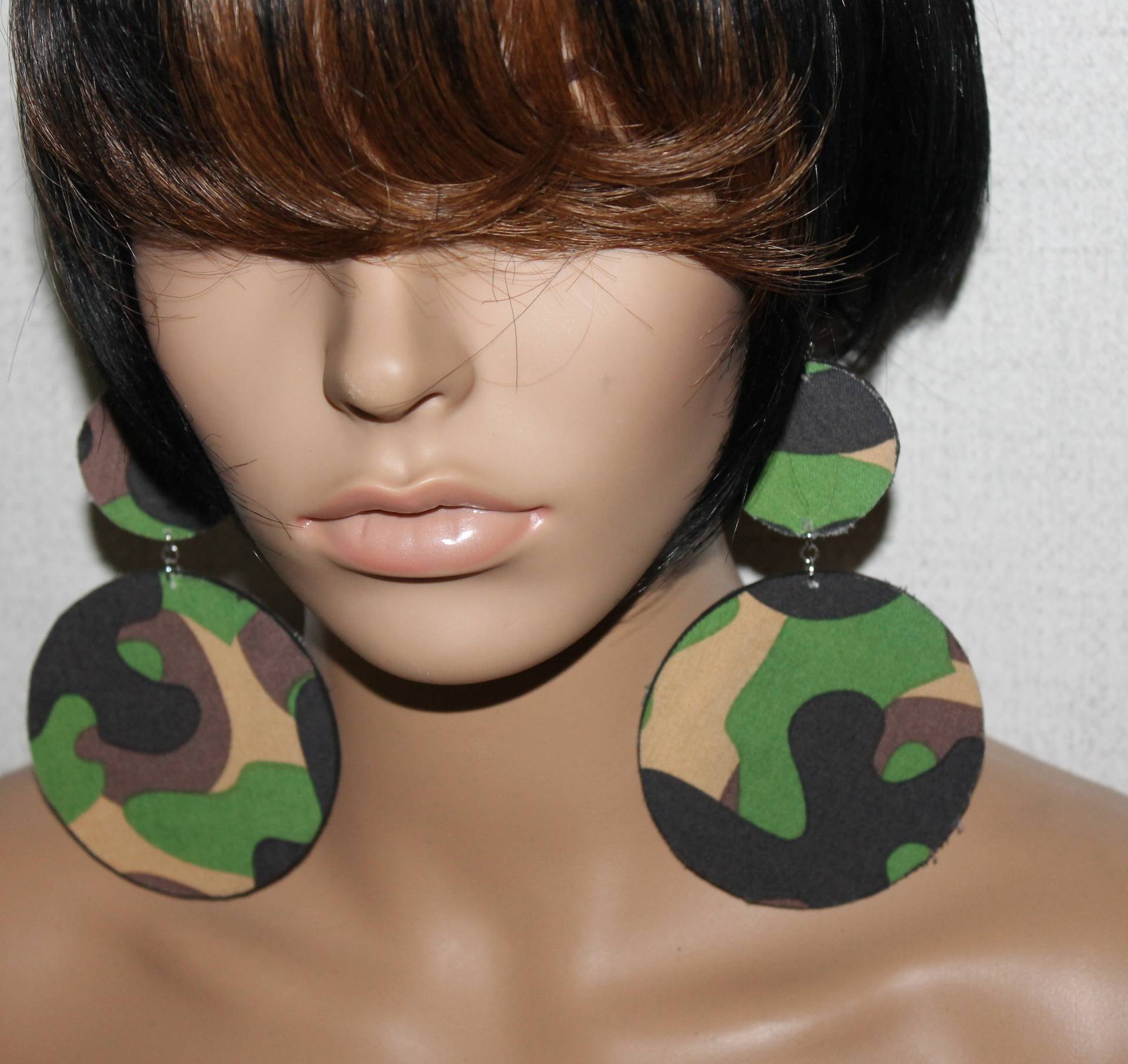 Grüne Camouflage Print Stoff Ohrringe | Aus Holz Diva Armee Mutige Durchbohrte Post-Ohrclips Grüne Camouflage Print Stoff Ohrringe | Aus Holz Diva Armee Mutige Durchbohrte Post-Ohrclips von HOOPTASTICEARRINGS