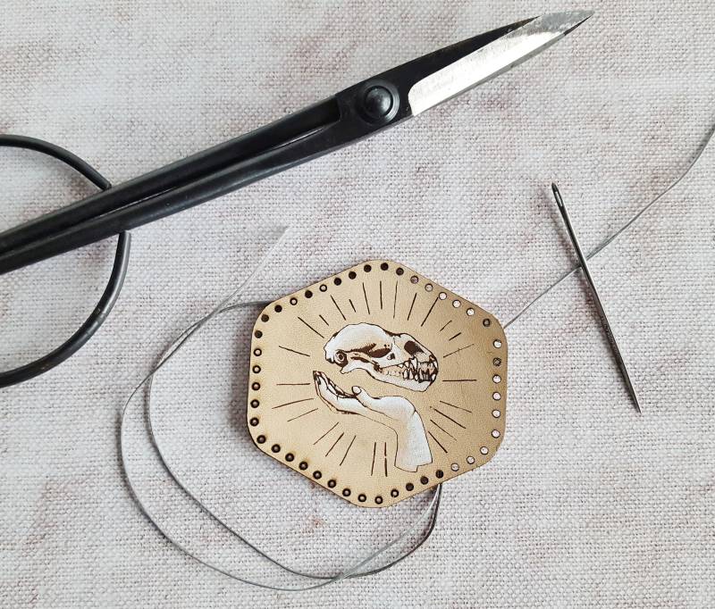 Handbemalter Aufnäher Schwebekatzenschädel, Gothic Volkskunst von HORD