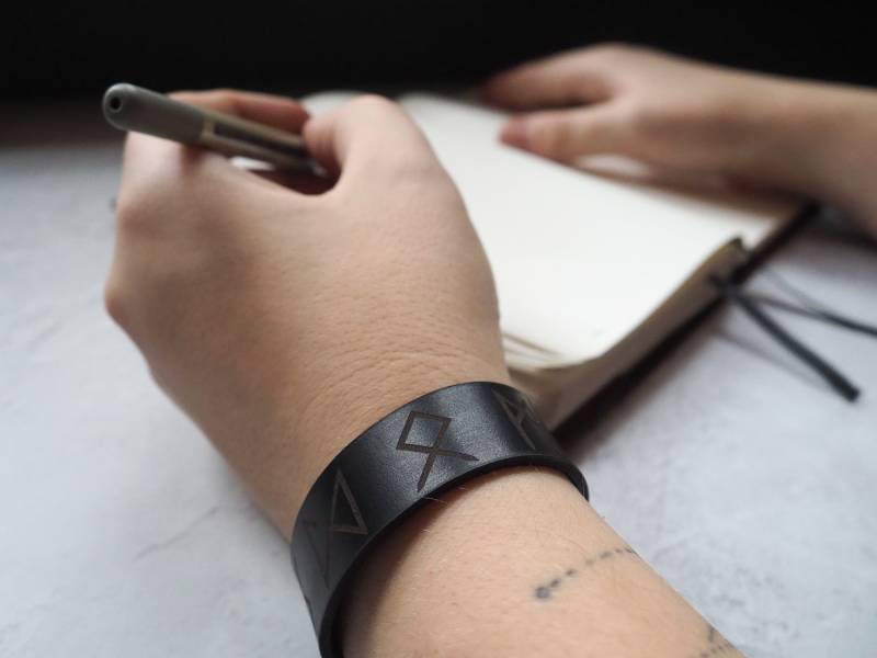 Personalisierter Wikinger Armreif Aus Leder - Herren Armband Damen Geschenk Für Die Wikingerin von HORD