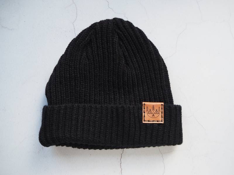 Schwarze Trawler Mütze Mit Leder Aufnäher von HORD