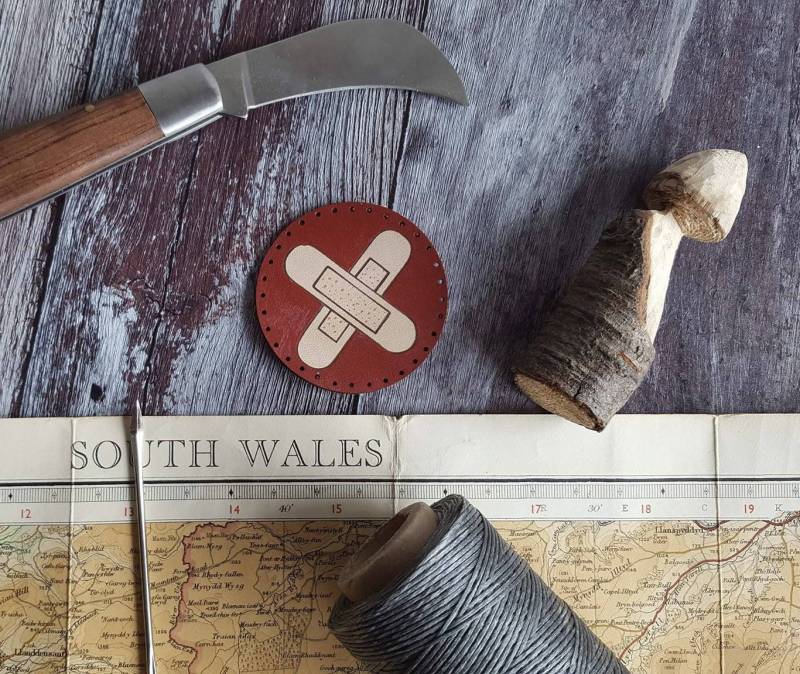 Vintage Style Leder Erste-Hilfe-Patch Handbemaltes Verbandskreuz von HORD