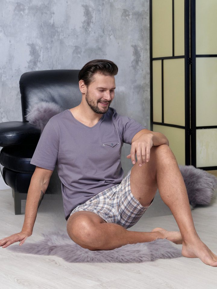 HOTBERG Pyjama kurzer Schlafanzug aus 100% Baumwolle (2 tlg) V-Ausschnitt, mit karierter Shorts von HOTBERG