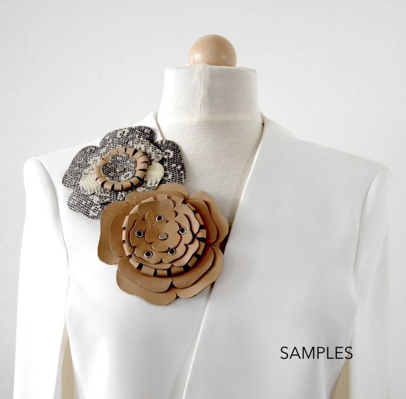 Leder Brosche . Re-Used Blume Diverse Farben Ansteckblume Modeschmuck Handgemacht Leder Brosche . Re-Used Blume Diverse Farben Ansteckblume Modeschmuck Handgemacht von HOUSEOFHOMBURG