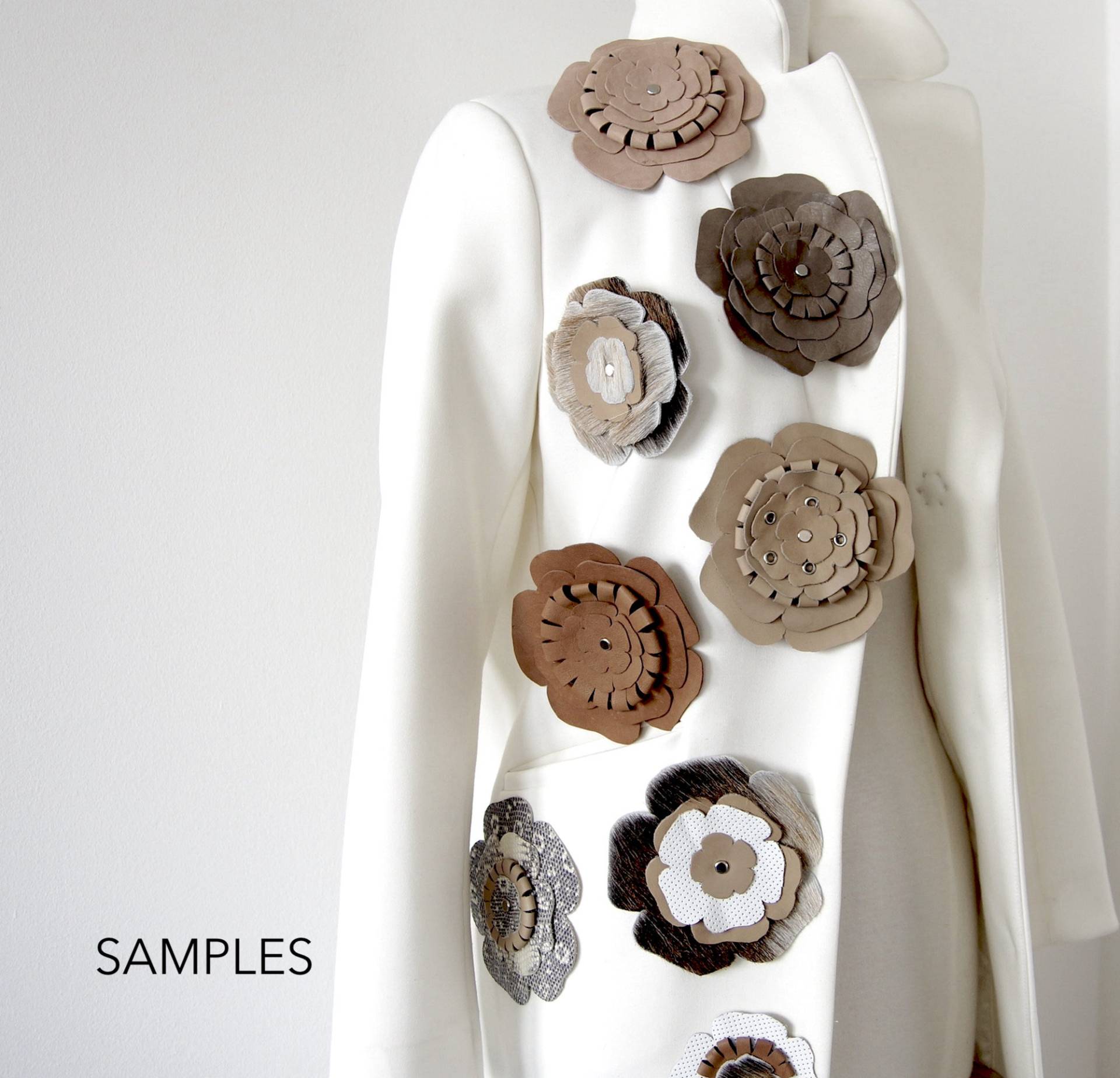 Leder Brosche . Re-Used Diverse Farben Ansteckblume Modeschmuck Handgemacht 6 Lederlagen von HOUSEOFHOMBURG