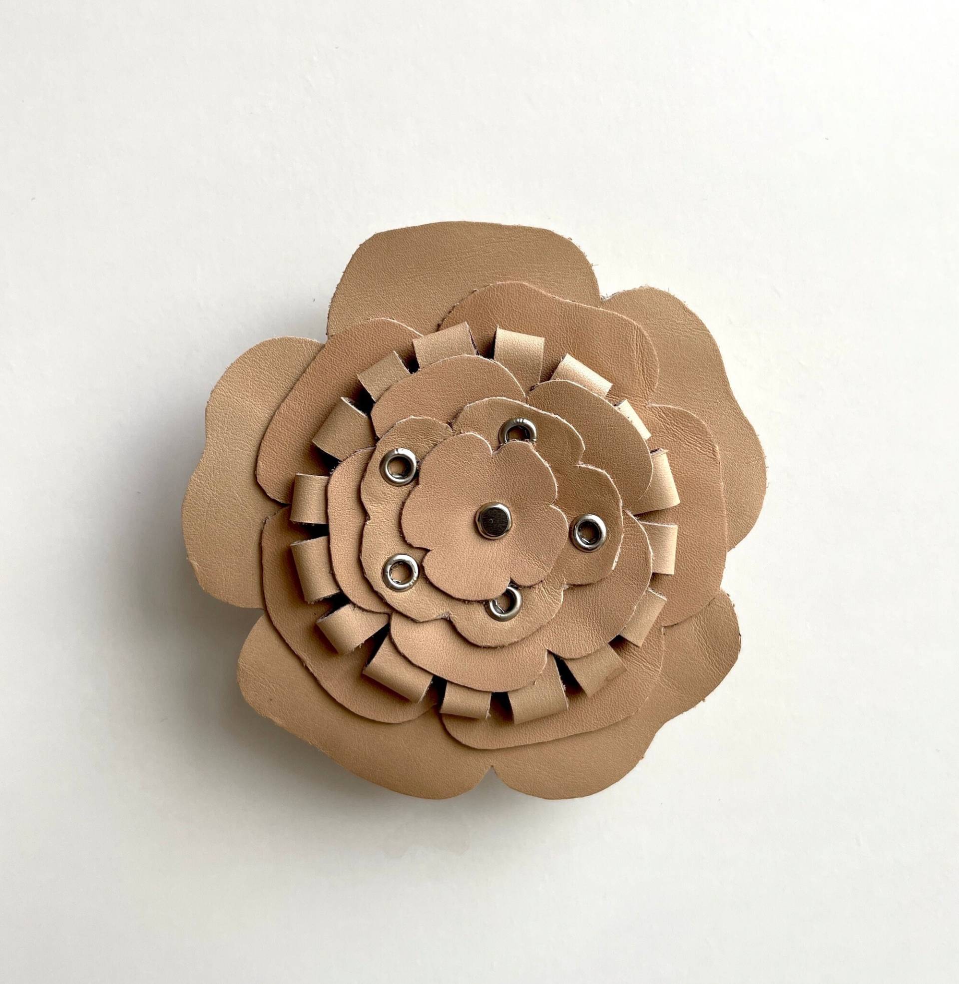 Leder Brosche . Re-Used Mit Nieten Ansteckblume Modeschmuck Handgemacht Leder Brosche . Re-Used Mit Nieten Ansteckblume Modeschmuck Handgemacht von HOUSEOFHOMBURG