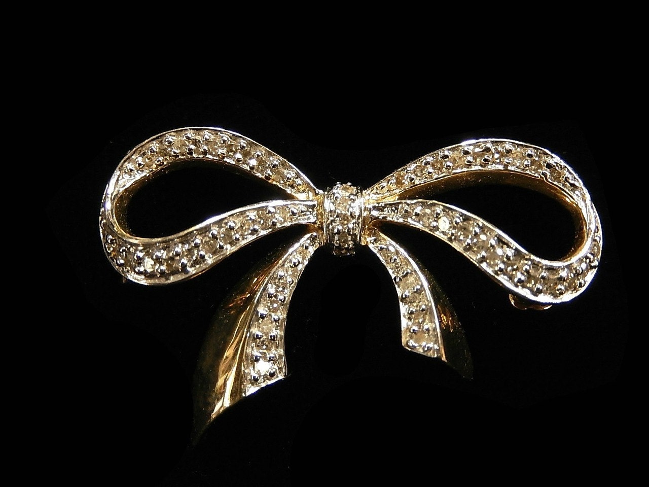 Diamant Schleife Anstecker 6805B546 von HPSJEWELERS