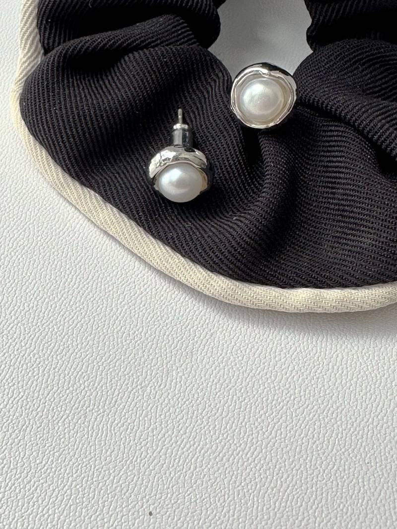 Gewickelte Freahwater Perlen Ohrstecker. Kleine Weiße Perlenohrringe Für Damen. Schlichte Zierliche Runde 1.11.1cm von HPlusJewelry