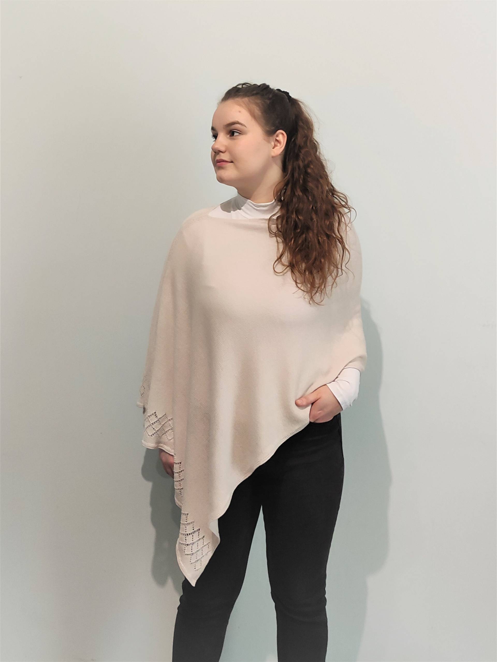 Aus Weisser Schal-Poncho, Kaschmir Poncho, Weiße Wraps, Handgefertigter Schal, Weißer Mantel, Strick Poncho, Frauen Accessoires, Wollmantel von HPstoreLT