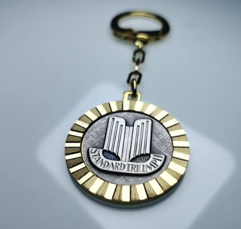 HR Autocomfort Schlüsselanhänger STANDARD TRIUMPH Metall Anhänger orig. 1958 von HR Autocomfort