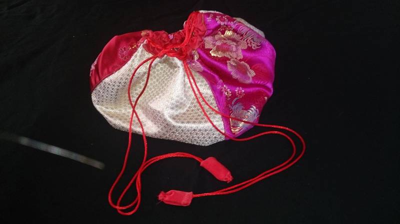Rot Und Gold Brokat Kordelzug Tasche Rot Und Gold Brokat Kordelzug Tasche von HRJEclecticApparel