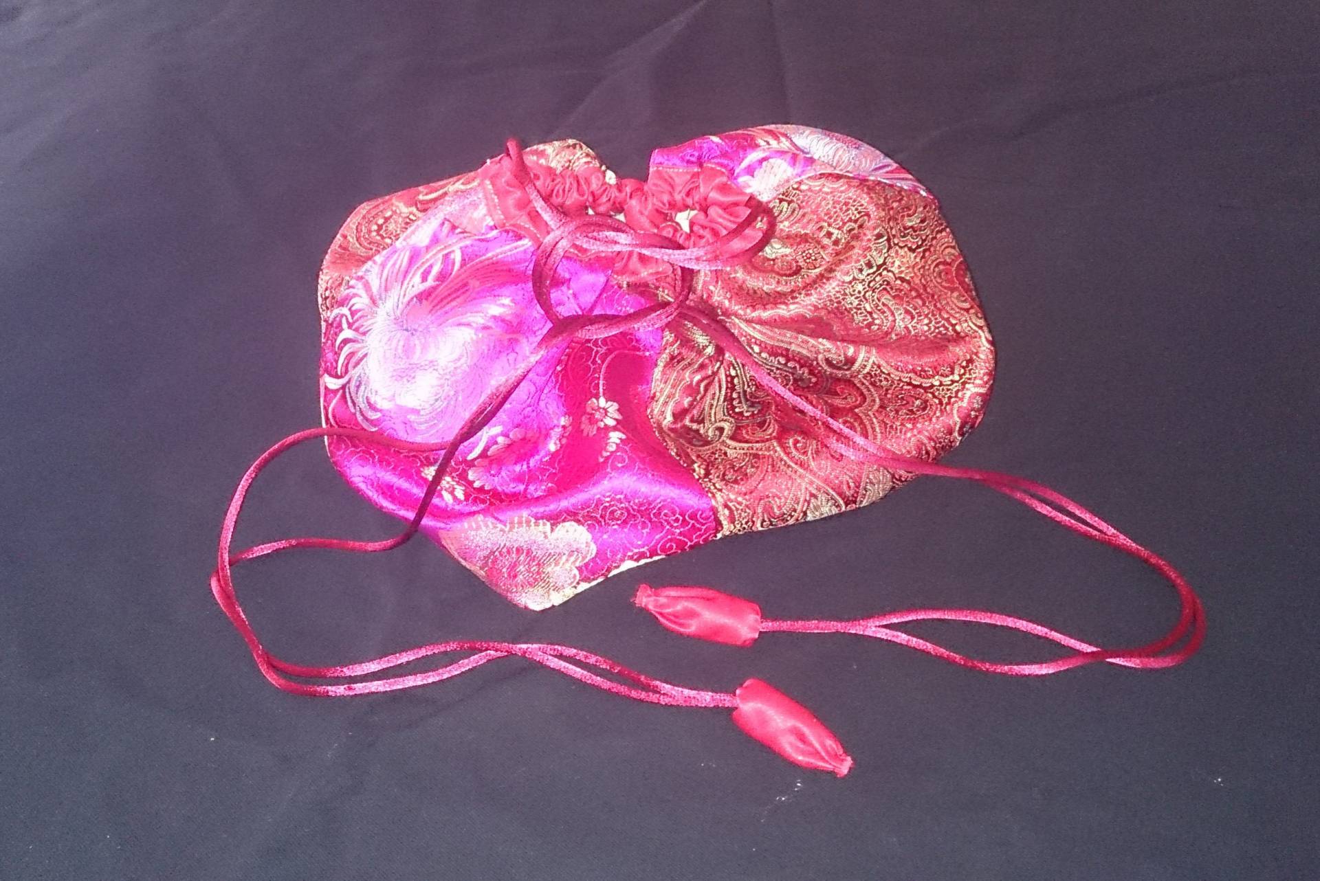 Rote Und Magenta Brokat Kordelzug Tasche Rote Und Magenta Brokat Kordelzug Tasche von HRJEclecticApparel