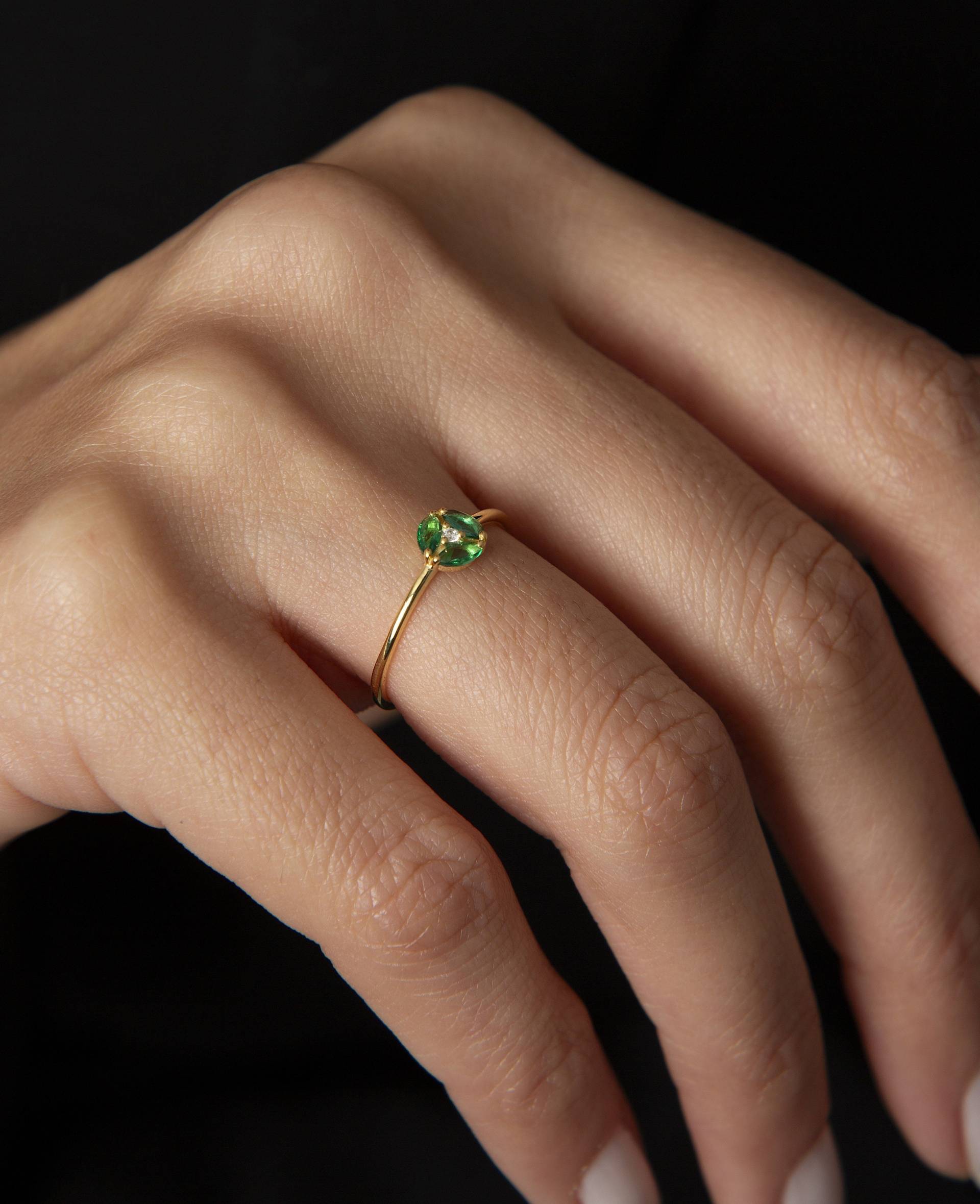 Zarter Smaragd Ring, Schlichter Goldring, Minimalist Kleiner Zierlicher Geschenk Für Sie, Weihnachtsgeschenk von HRNgoldjewel
