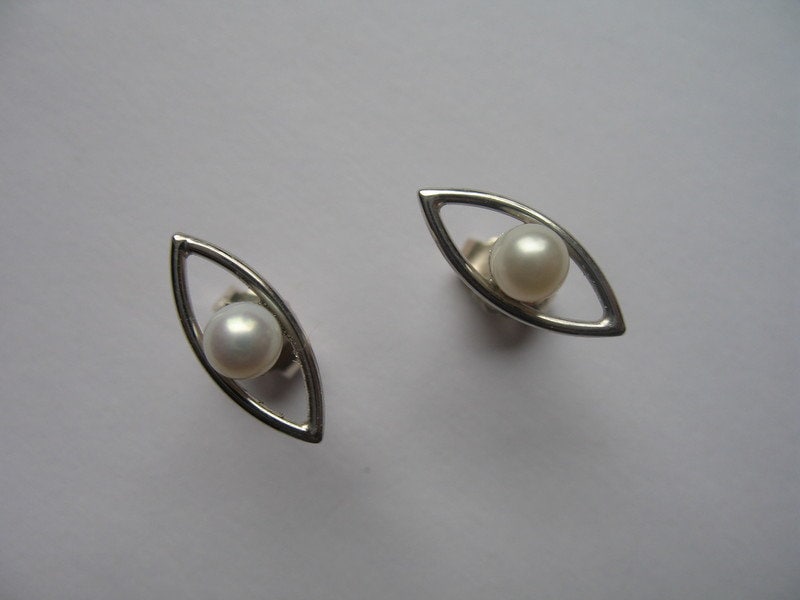 Auge Ohrstecker Aus Sterlingsilber Mit Perlen von HSSSchmuckSchmiede