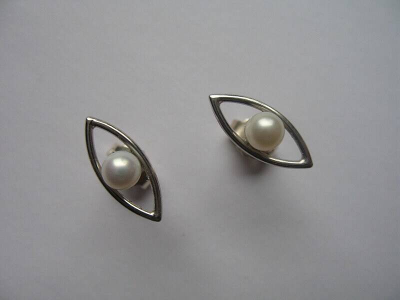 Auge Ohrstecker Aus Sterlingsilber Mit Perlen von HSSSchmuckSchmiede