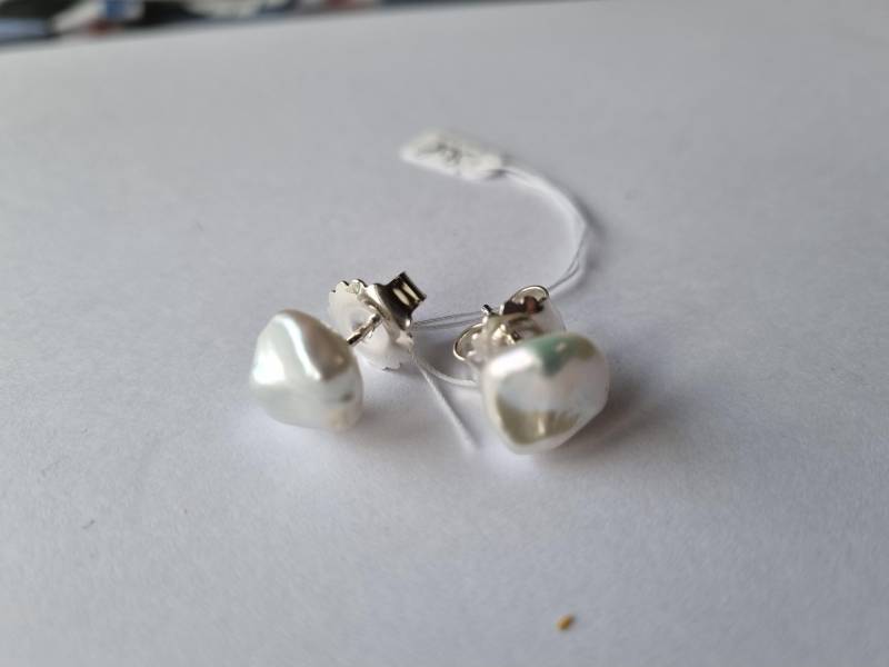 Besonderheit Ohrstecker Aus Sterlingsilber Mit Süßwasserperlen Weiß von HSSSchmuckSchmiede