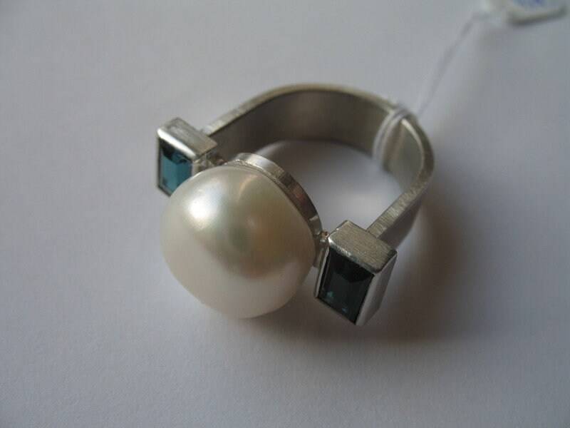 Bodyguards - Ring Aus Sterlingsilber Mit Süßwasserperlen Und Turmalinen von HSSSchmuckSchmiede
