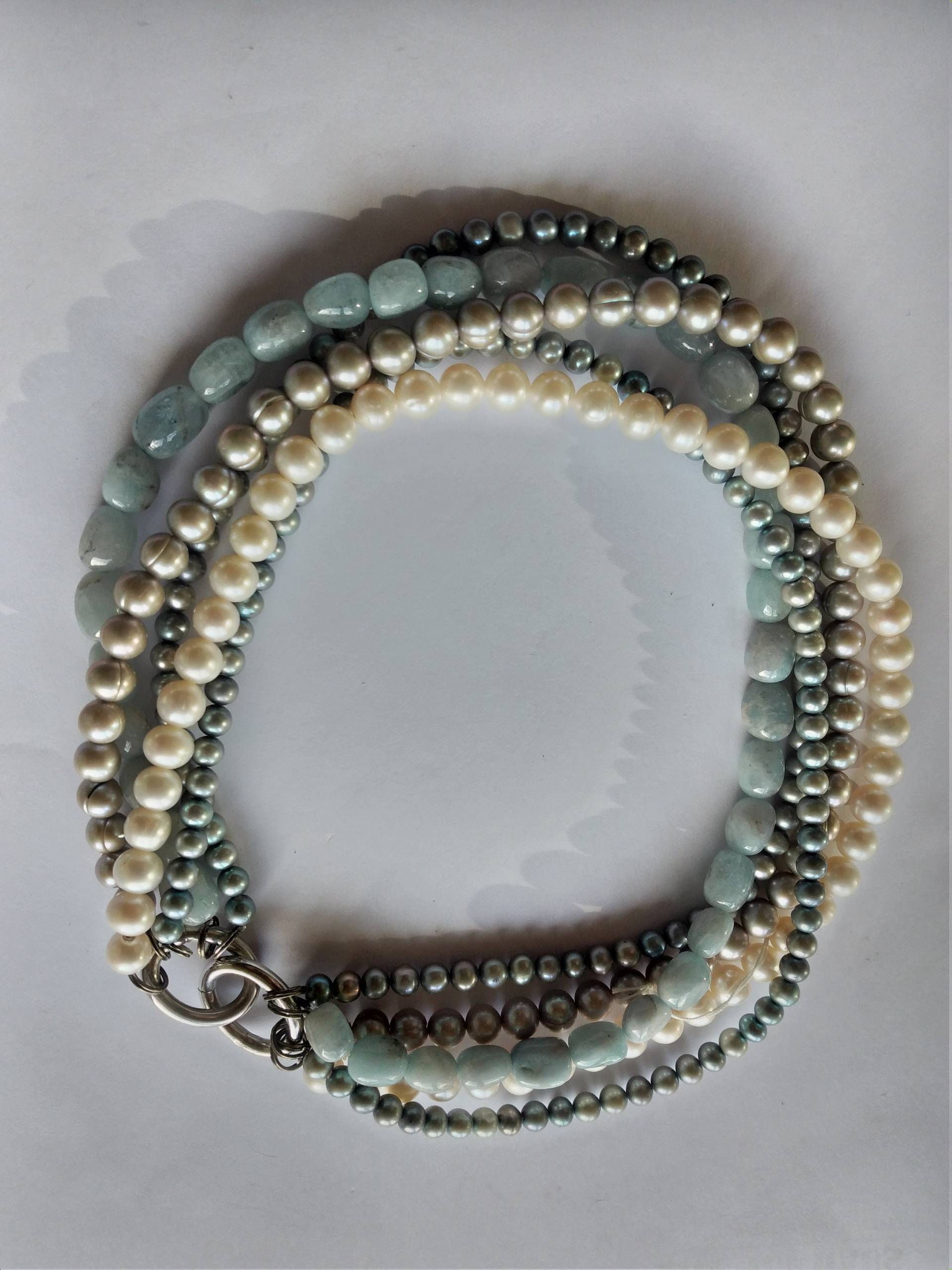Collier Aus Aquamarin, Süßwasserperlen Blau, Grau, Weiß Mit Clipschloss von HSSSchmuckSchmiede