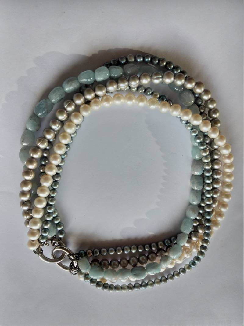 Collier Aus Aquamarin, Süßwasserperlen Blau, Grau, Weiß Mit Clipschloss von HSSSchmuckSchmiede
