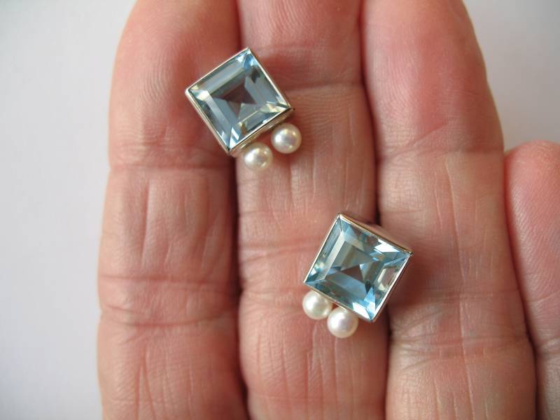 Eisklötzchen Ohrstecker Aus Sterlingsilber Mit Blauen Topascarres Und Perlen von HSSSchmuckSchmiede