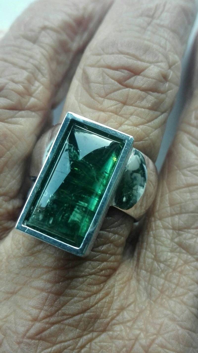 Fenster Zum Wald Massiver Sterlingsilberring Mit Grünem Turmalin von HSSSchmuckSchmiede