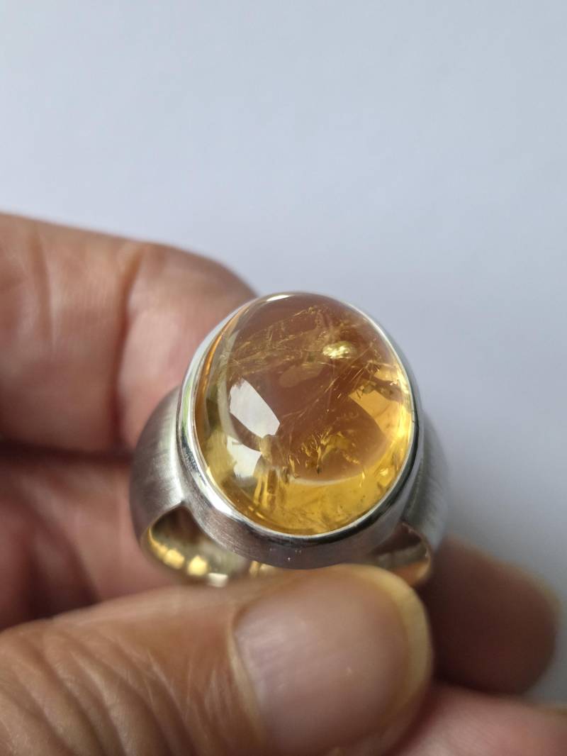 Golden Eye Massiver Sterlingsilberring Mit Citrin-Cabochon von HSSSchmuckSchmiede