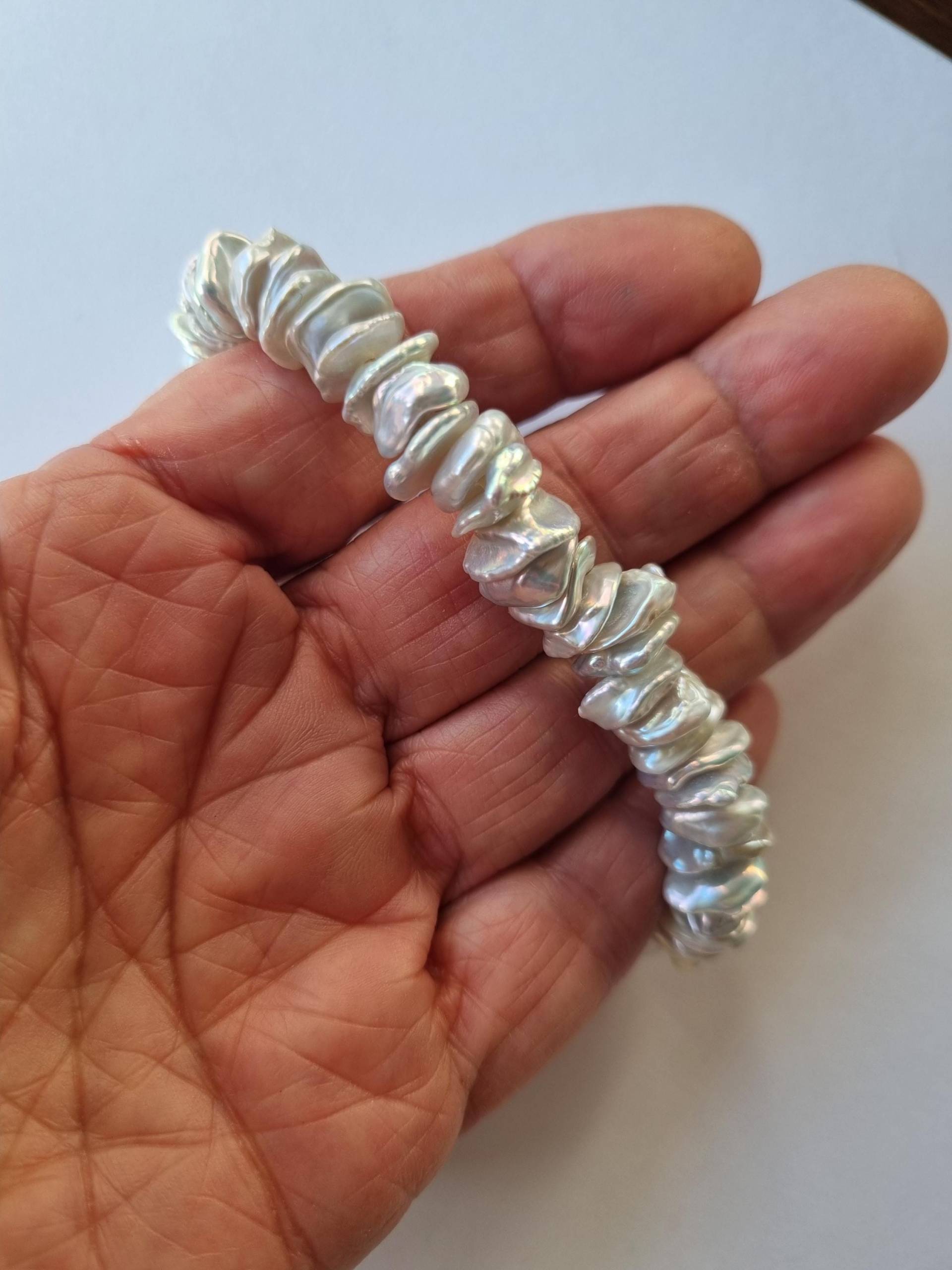 Graue Keshiperlen Am Arm von HSSSchmuckSchmiede