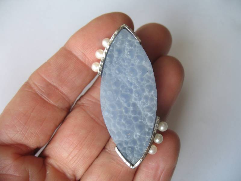 Heiter Bis Bewölkt Anhänger Aus Sterlingsilber Mit Chalzedon Und Akoya-Perlen von HSSSchmuckSchmiede