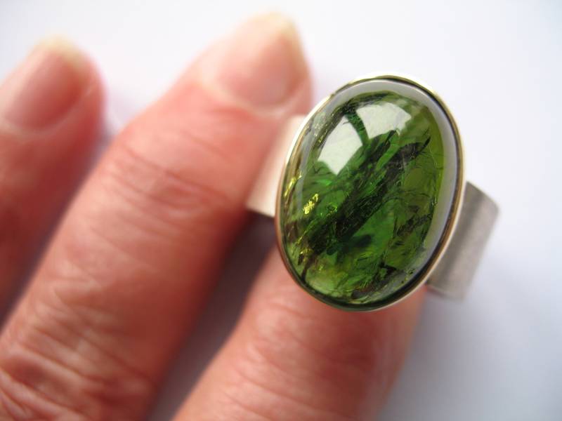 Massiver Sterlingsilberring Mit Grünem Turmalin in Gelbgoldfassung "Waldesglück" von HSSSchmuckSchmiede