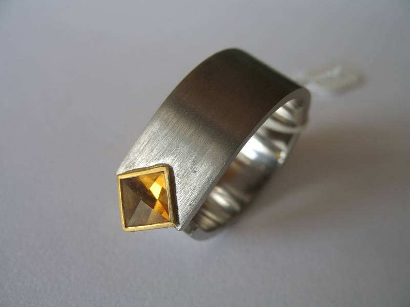 Mit Anfang Und Ende, Weiß Ring Aus 590/000 Weißgold Citrin Contex Cut in 585/000 Gelbgold von HSSSchmuckSchmiede