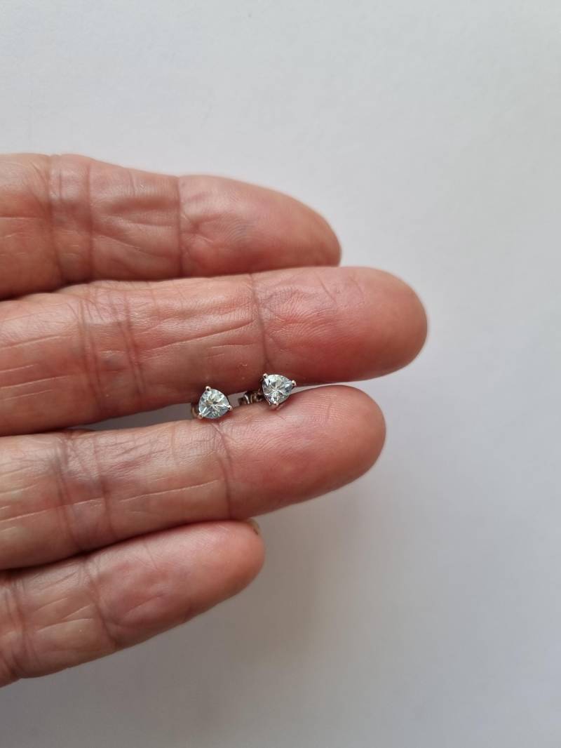 Ohrstecker Aus Sterlingsilber Mit Kleinem Topastriangel in Krappenfassung von HSSSchmuckSchmiede