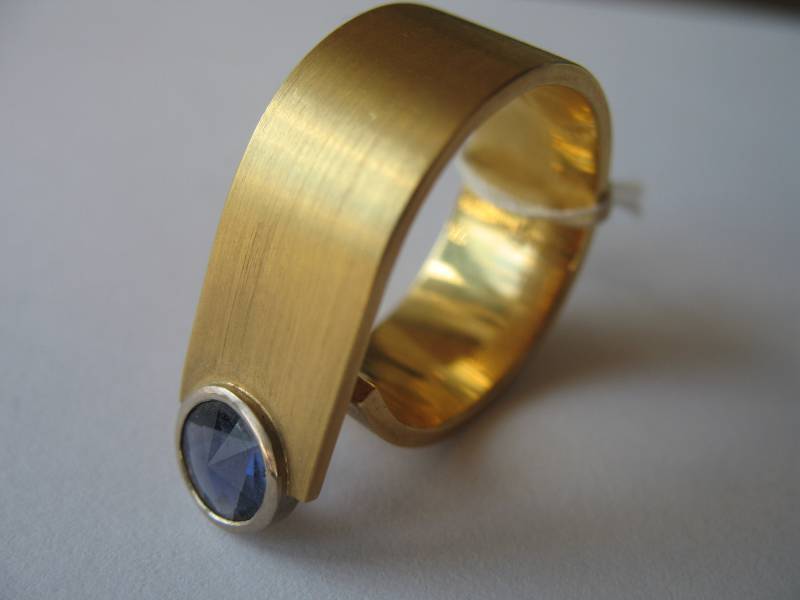 Ring Aus 750/000 Gelbgold Mit Iolith Spirit Sun Anfang Und Ende, Rund von HSSSchmuckSchmiede