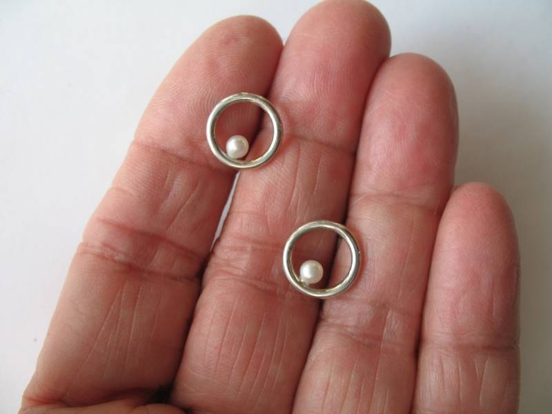 Ringlein Fein Ohrstecker Aus Sterlingsilber Mit Perlchen von HSSSchmuckSchmiede