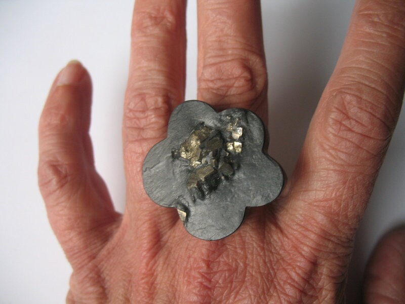 Schwarze Blume Silberring Mit Schiefer-Pyrit von HSSSchmuckSchmiede