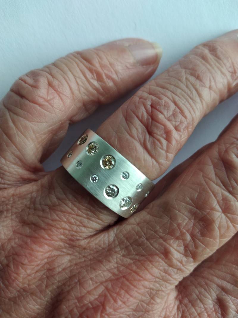 Stars in Stripes Massiver Silberring Mit Farbigen Und Weißen Brillanten von HSSSchmuckSchmiede