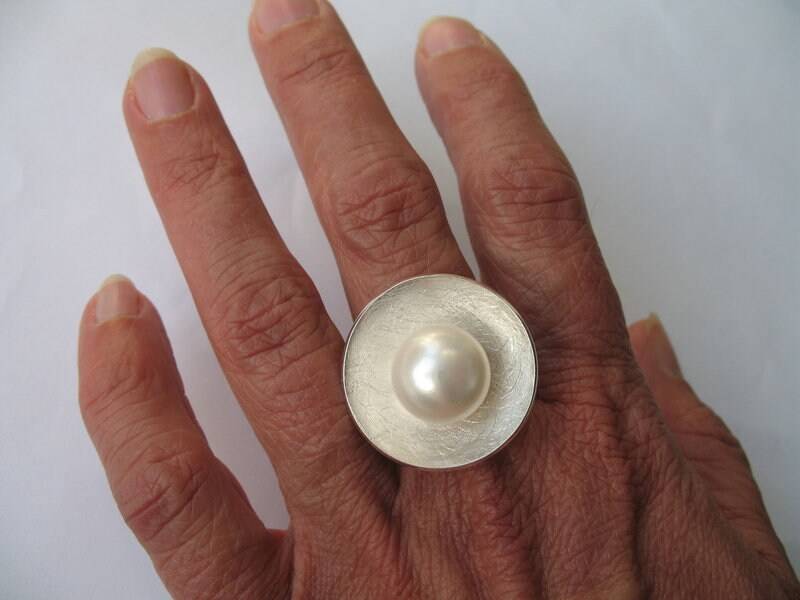 Vollmond Ring Aus Sterlingsilber Mit Großer Süßwasserperle von HSSSchmuckSchmiede