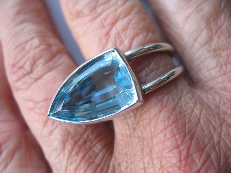 Wasserpfeil Ring Aus Sterlingsilber Mit Edeltopas von HSSSchmuckSchmiede