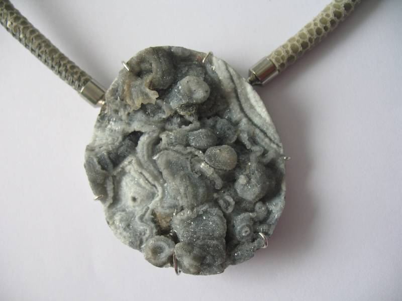 Wechselmechanik Schloss Chalcedon Rosette in Grau Mit Sterlingsilberfassung von HSSSchmuckSchmiede
