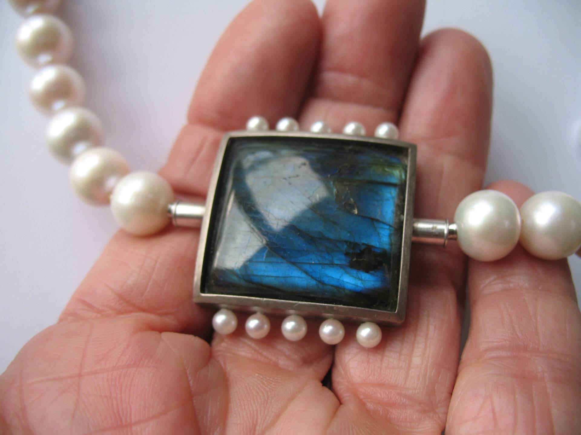 Wechselmechanik Schloss Rechteckiger Spektrolith in Silberfassung Mit Akoya-Perlen von HSSSchmuckSchmiede